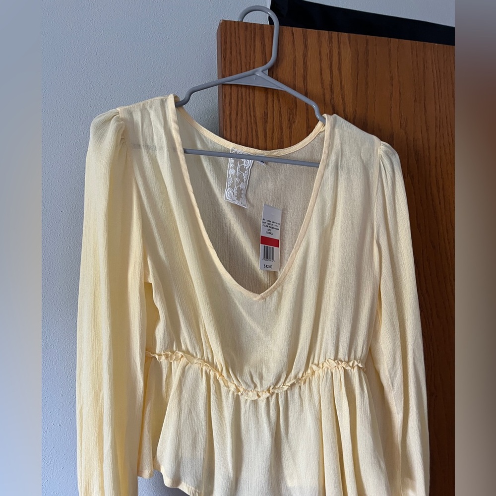 Francesca‘s Sheer Yellow V-Neck Long Sleeve Blouse